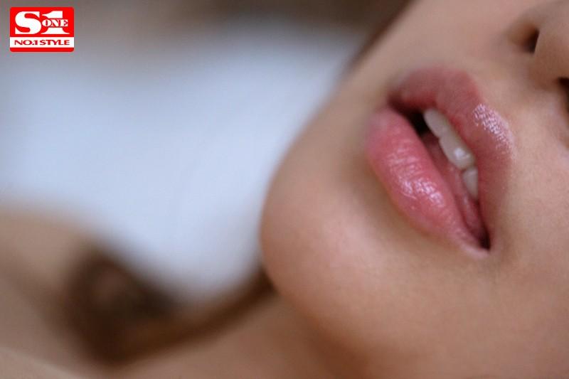 [SSNI-643] A Woman with Heavenly Huge J-cup Tits - Her AV 